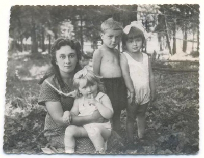 Тамара Аркадова с детьми