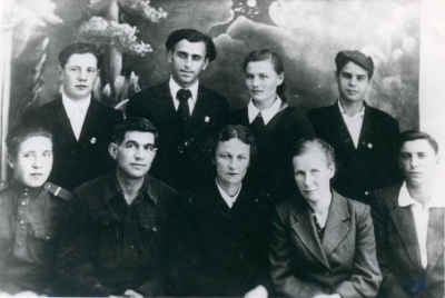 Лев Иванович (второй слева во 2-м ряду) среди учителей средней школы п.Кусье-Александровский. Начало 1950-х гг.