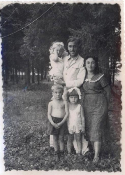 Молодые супруги с детьми. п.Кусье-Александровский. 1950-е гг.